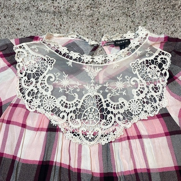 TORRID Pink Plaid Blouse Top Women’s Sz 2, 2X Floral Crochet Lace balloon sleeve - Picture 2 of 6